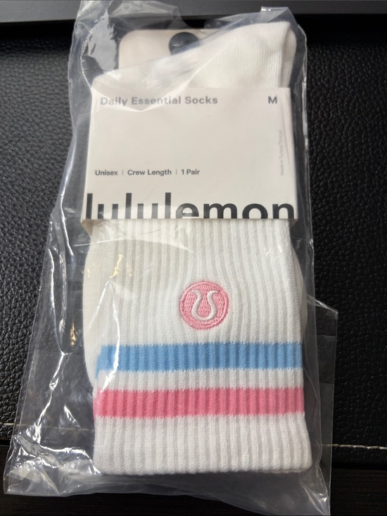 lululemon athletica Accessories - Lululemon Daily Essential Socks Unisex Crew Length Blue Pink Stripe sz M NEW